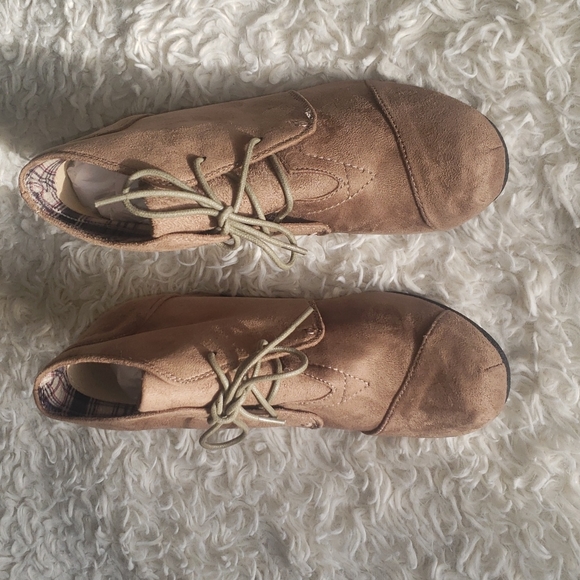 Forever Patricia Lace Up Taupe Wedge Boot 7 1/2 NWOB - Picture 5 of 9